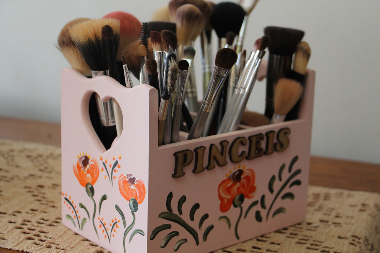 10 Must Have Makeup Brushes for Beginners